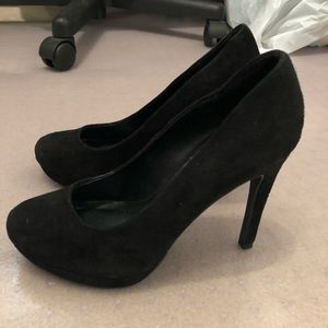Le Chateau black pumps